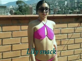 Lily_snack