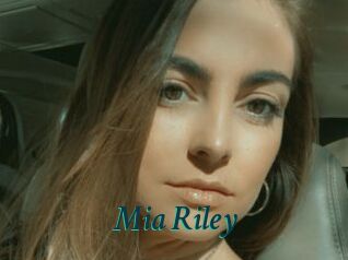 Mia_Riley